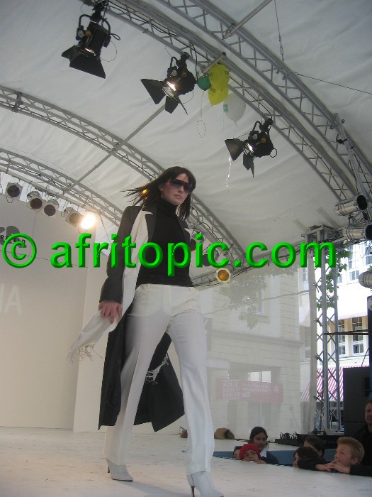 ../Images/Krefeld-Strssenmodenschau-2005 263.jpg